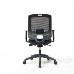 Chaise de travail noire avec mécanisme de basculement synchronisé
