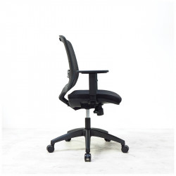 Siège de bureau ergonomique en noir avec accotoirs 3D