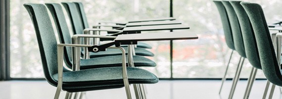 Chaises avec tablette écritoire, gain d'espace