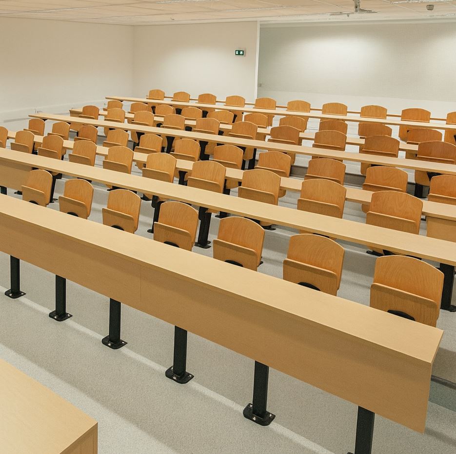 Installation de fauteuils sur-mesure dans un amphithéâtre universitaire