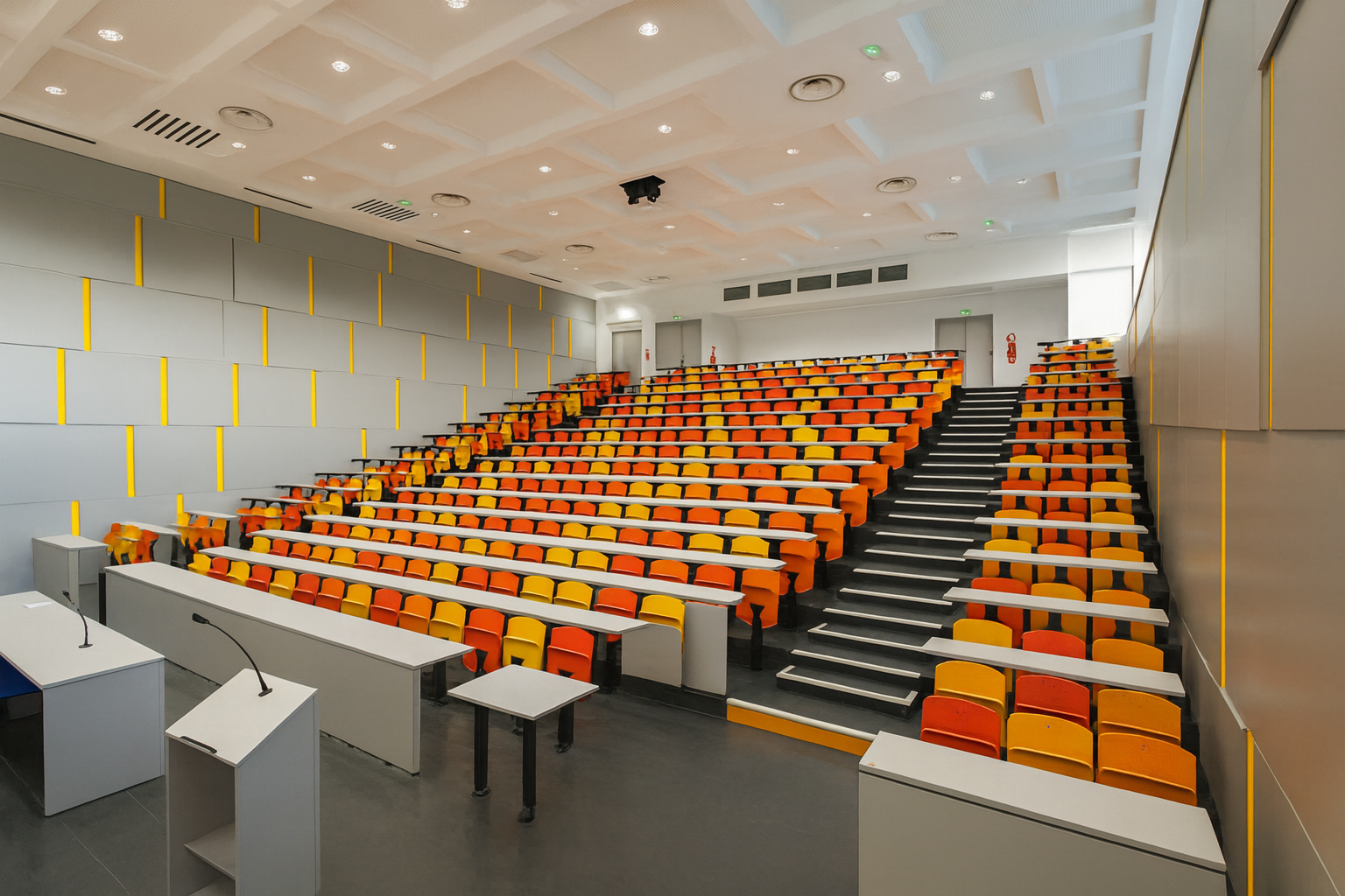 Grande salle de siège amphi