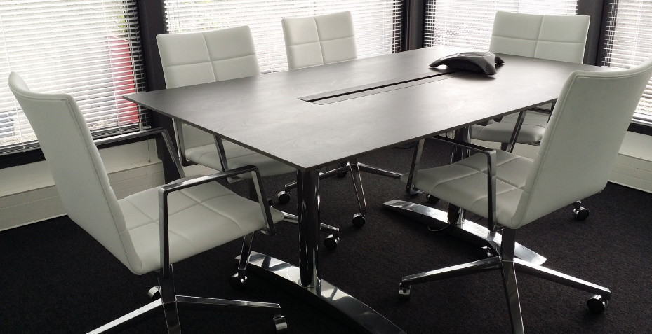 table sur mesure connectée, table de réunion, table de conférence, passage de cable