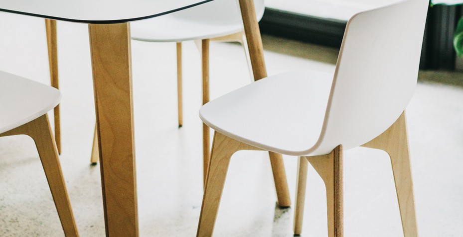 Chaise en bois pour espace de restauration 