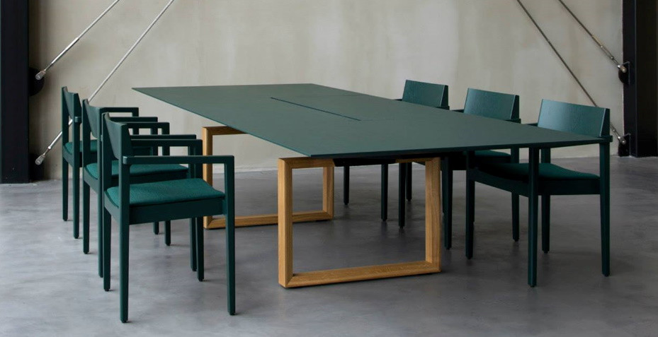 table sur mesure connectée, table de réunion, table de conférence, passage de cable, piétement bois,