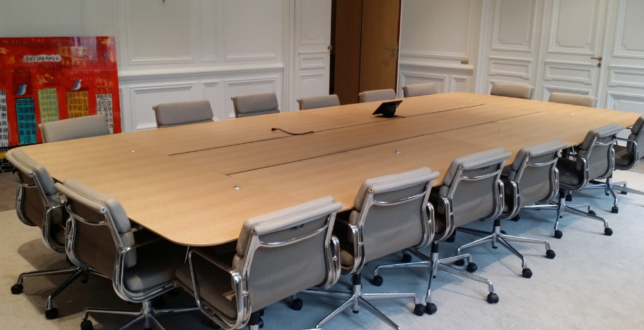 table de réunion, table modulaire, mobilier de bureau, connectée, visioconférence, conférence, table de conférence