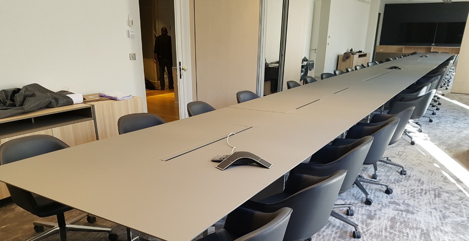 table de conférence connectée, table avec micro intégré, visioconférence, table de réunion, mobilier de réunion, mobilier de bureau