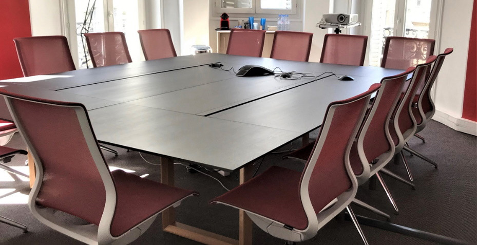 table connectée, table électrifiable, table de réunion, table de conférence, table modulaire pour conférence