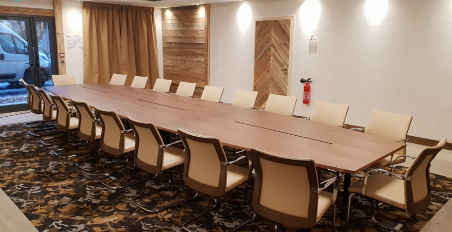 table connectée, table électrifiable, table de réunion, table de conférence, table modulaire pour conférence