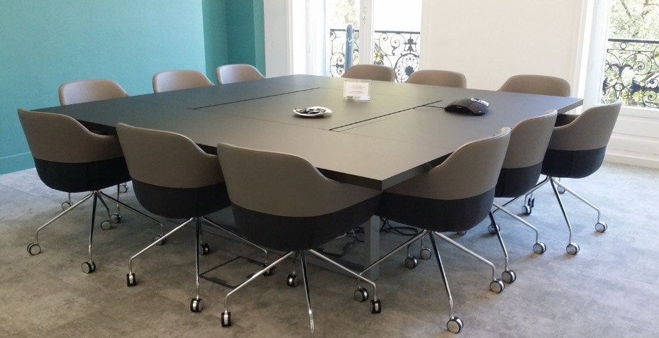 table carrée, table de réunion carrée, table modulaire, mobilier de bureau, connectée, visioconférence
