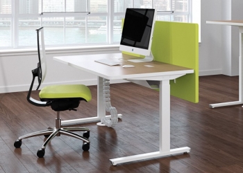 Travail assis-debout grâce au bureau réglable en hauteur 