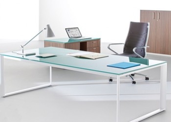 Laissez-vous charmer par la beauté d’un bureau en verre